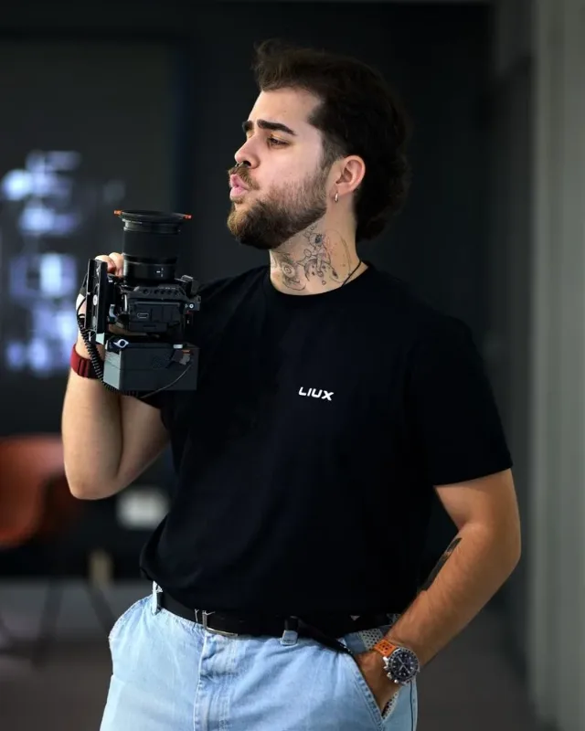 Jota Garno, filmmaker en Madrid y Alicante, con su cámara